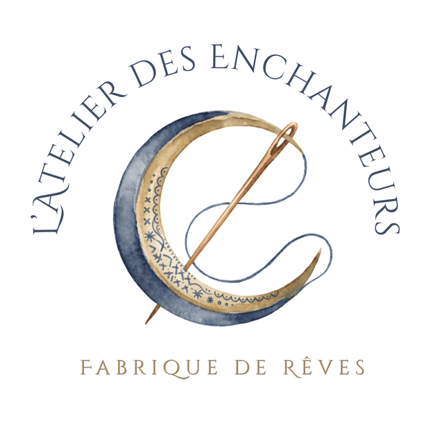 Logo de L'Atelier des Enchanteurs, représentant un croissant de Lune ornée de point de Broderie ainsi qu'une aiguille à coudre. Il est sous-titré Fabrique de rêves